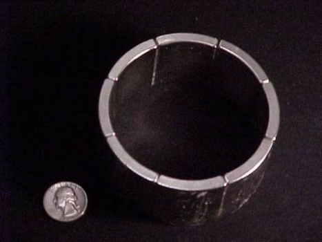 Насечки в якоре, чтобы можно было вставить 8 неодимовых магнитов, чтобы превратить асинхронный электродвигатель в низкоскоростной генератор с постоянными магнитами